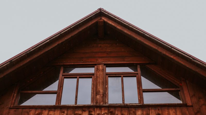 Gros plan sur l’importance d’une construction de maison en bois