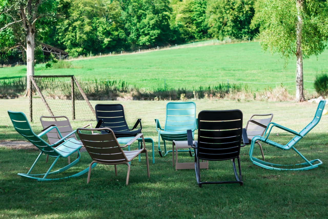 Repeindre les meubles du jardin : pourquoi et comment s’y prendre ?